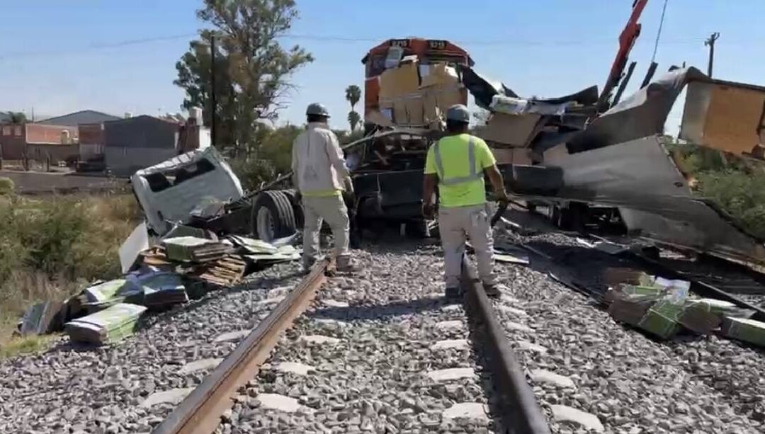 Camión de carga choca contra tren en la carretera Pénjamo-Huanímaro
