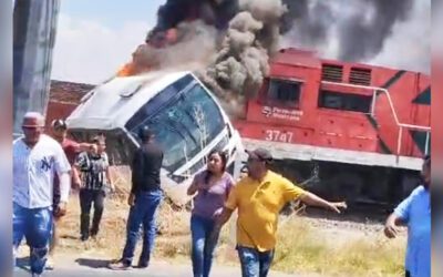 El tren embiste un auto, autobús y derriba poste