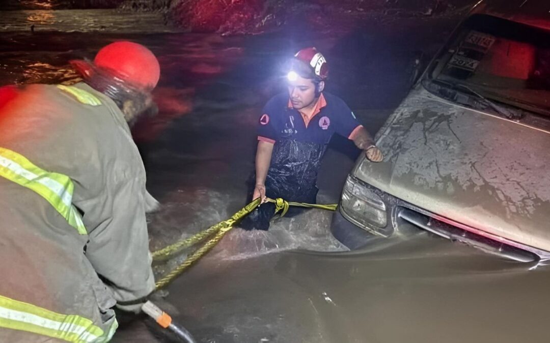 Río Silao vuelve a ser trampa: vehículos quedan varados pese a las advertencias