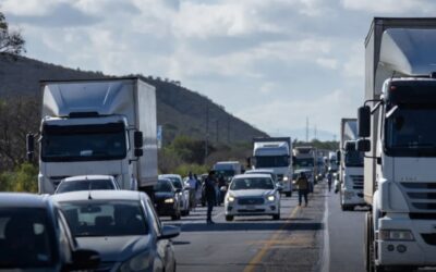 Campesinos y transportistas levantan bloqueos, pero el malestar sigue en la carretera