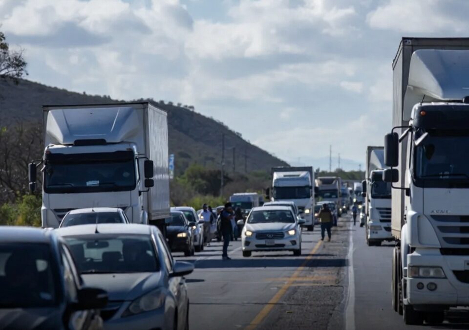 Campesinos y transportistas levantan bloqueos, pero el malestar sigue en la carretera