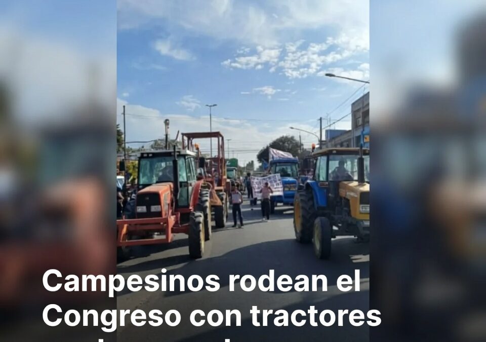 Campesinos rodean el Congreso con tractores por la nueva Ley General de Aguas