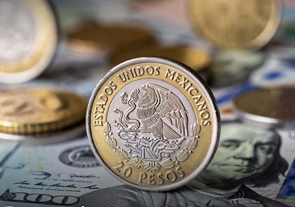 Peso mexicano navega la volatilidad del dólar en cierre de año