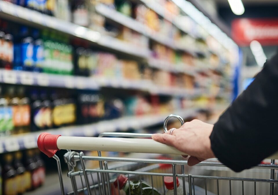 Inflación de abril cede menos de lo esperado