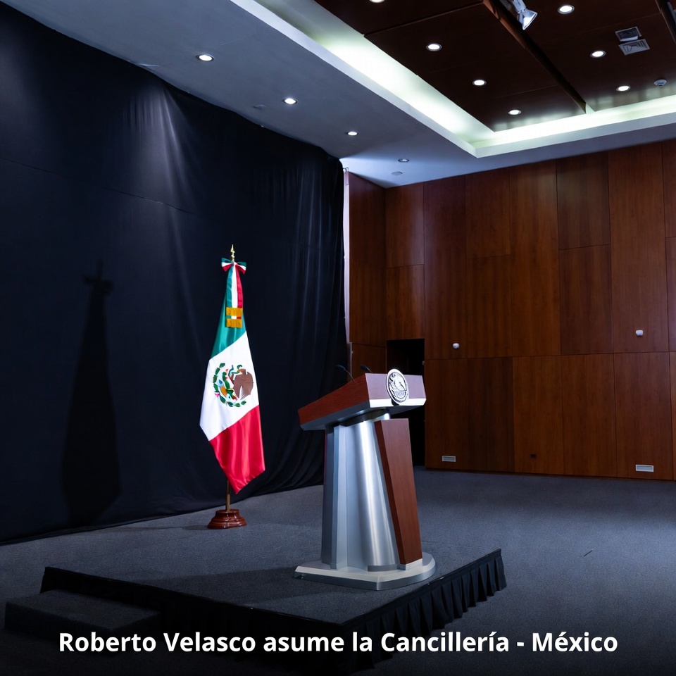 Roberto Velasco asume la Cancillería