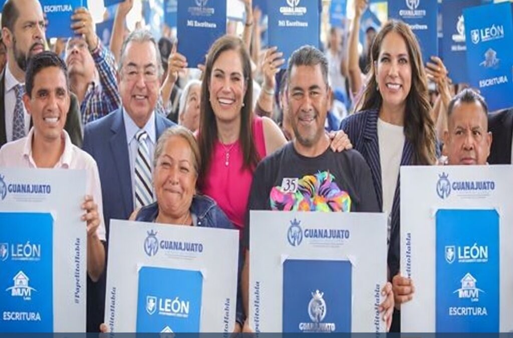 León entrega escrituras y fortalece certeza patrimonial