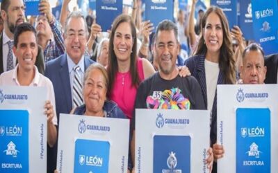 León entrega escrituras y fortalece certeza patrimonial