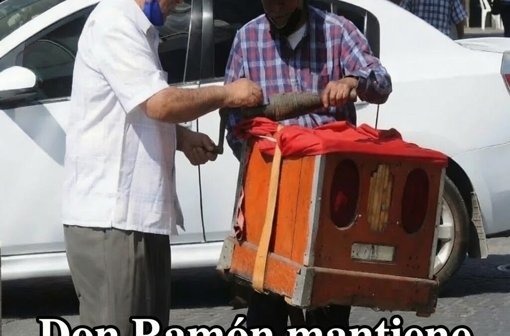 Don Ramón mantiene vivo el organillo